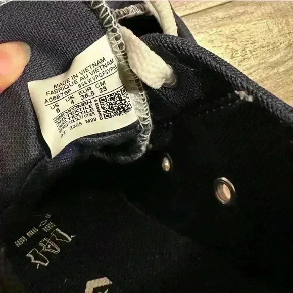 Navy CONVERSE CHUCK TAYLOR Low Top Sneakers size 6 mint condition - Picture 6 of 6